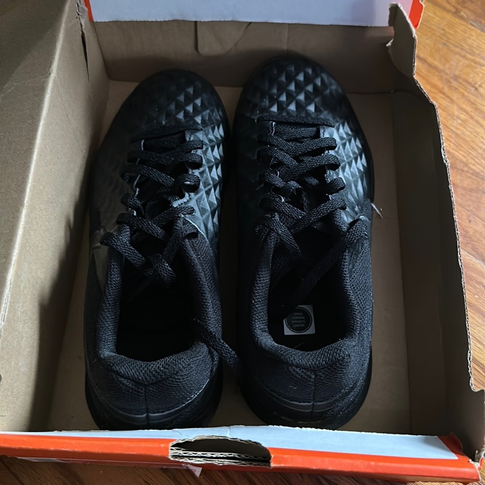 New NIKE JR legend 8 club IC, 5Y